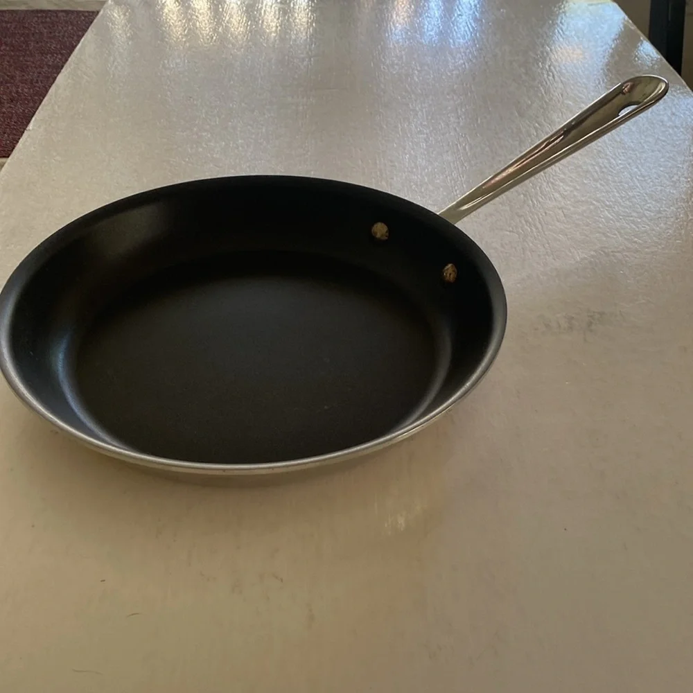 All Clad D3 Stainless Steel 9” Non Stick Frying Pan. Made in USA